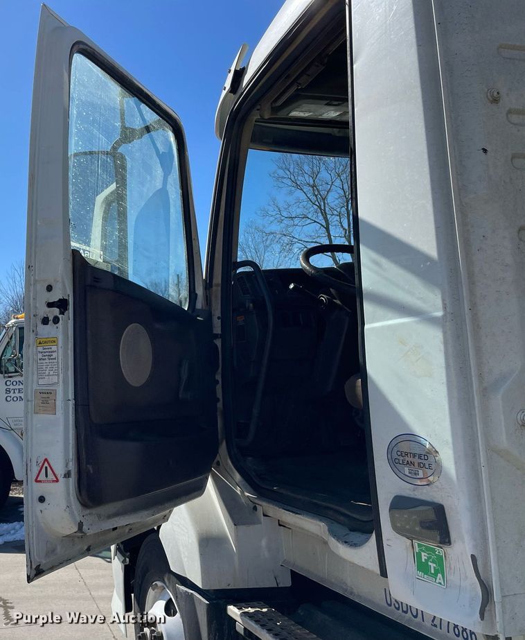 image for item LJ9551 2013 Volvo  semi truck