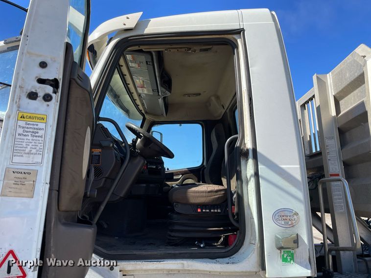 image for item LJ9551 2013 Volvo  semi truck