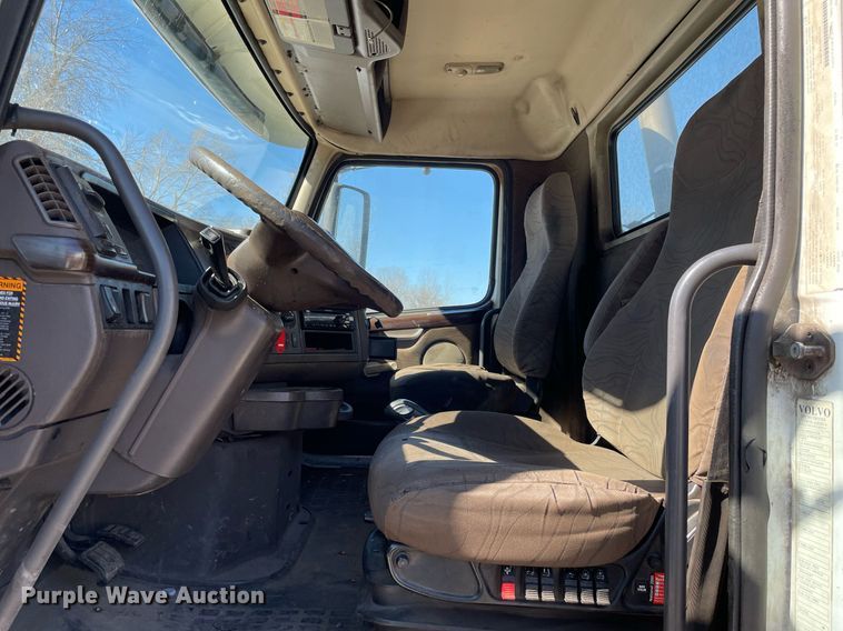 image for item LJ9551 2013 Volvo  semi truck