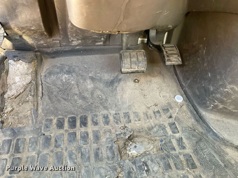 image for item LJ9551 2013 Volvo  semi truck