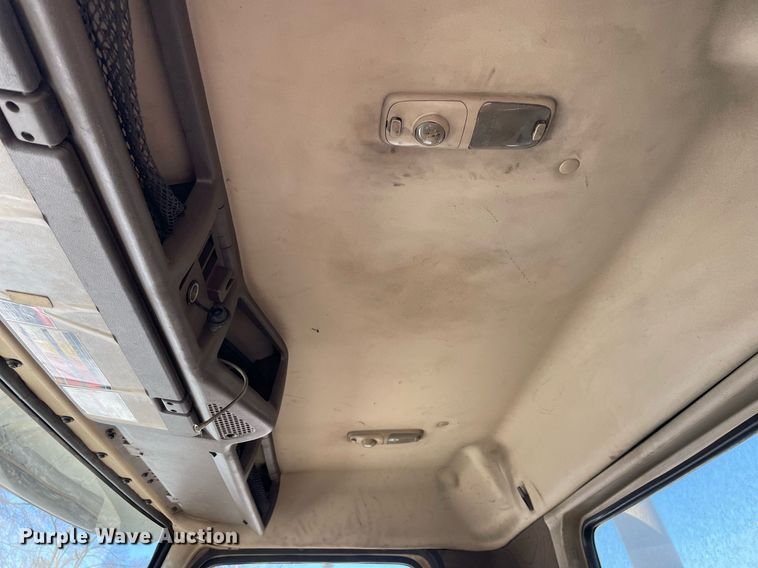 image for item LJ9551 2013 Volvo  semi truck