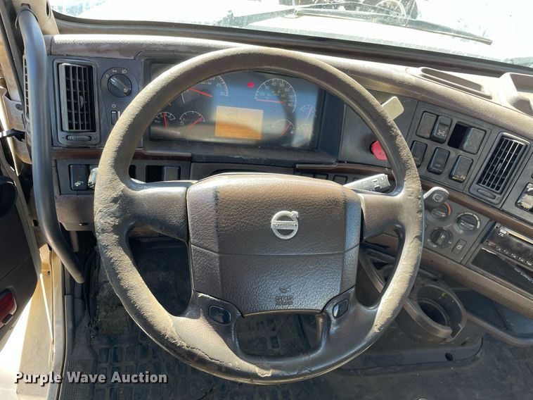 image for item LJ9551 2013 Volvo  semi truck