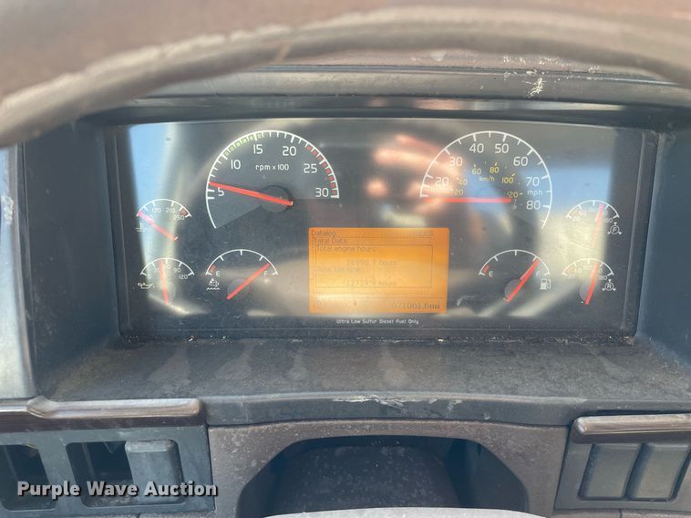 image for item LJ9551 2013 Volvo  semi truck