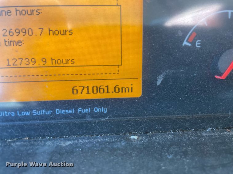 image for item LJ9551 2013 Volvo  semi truck