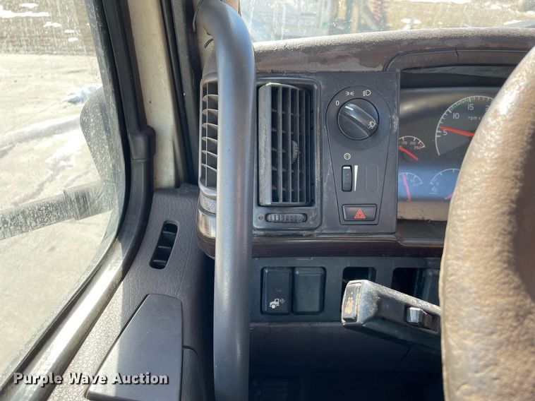 image for item LJ9551 2013 Volvo  semi truck