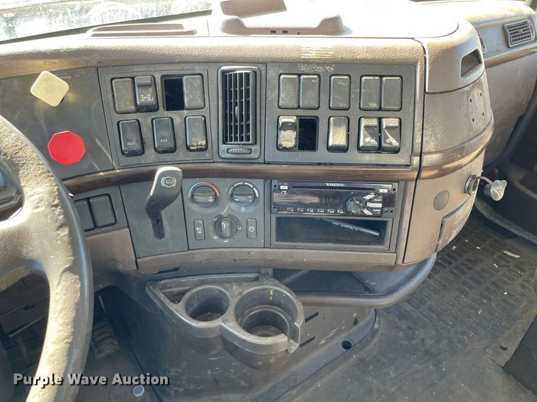 image for item LJ9551 2013 Volvo  semi truck