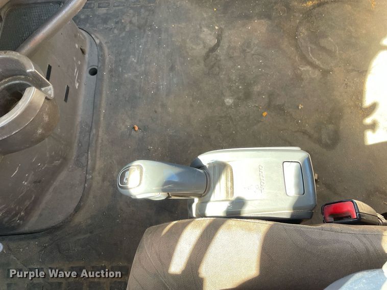 image for item LJ9551 2013 Volvo  semi truck