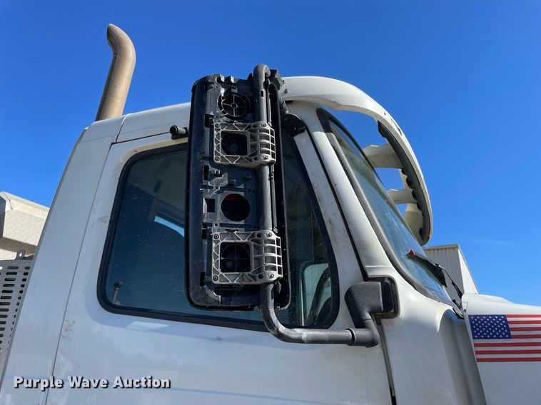 image for item LJ9551 2013 Volvo  semi truck