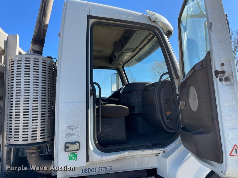 image for item LJ9551 2013 Volvo  semi truck