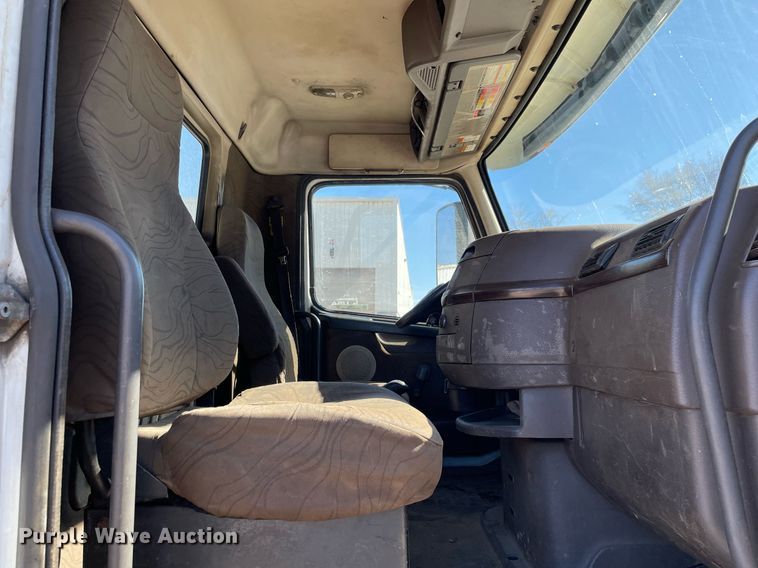 image for item LJ9551 2013 Volvo  semi truck