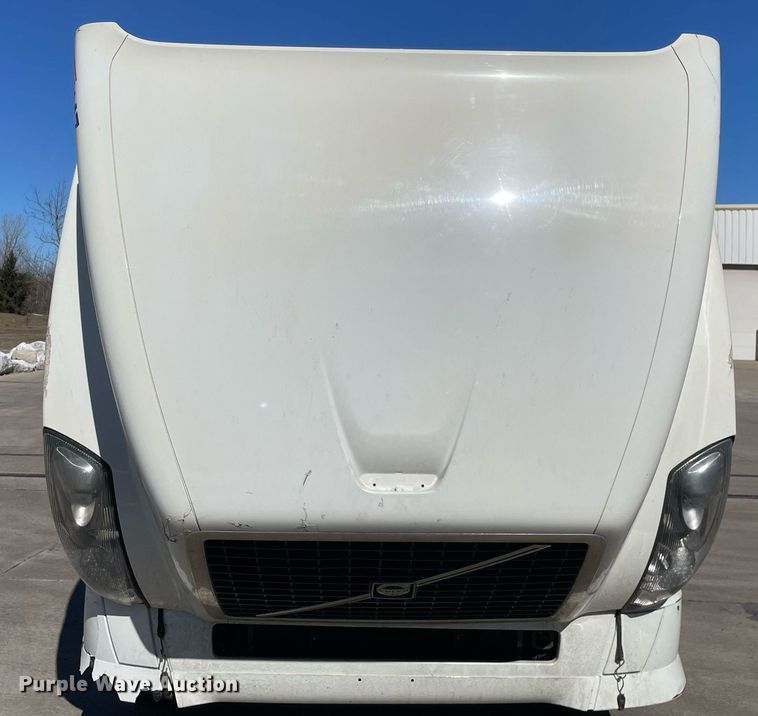 image for item LJ9551 2013 Volvo  semi truck