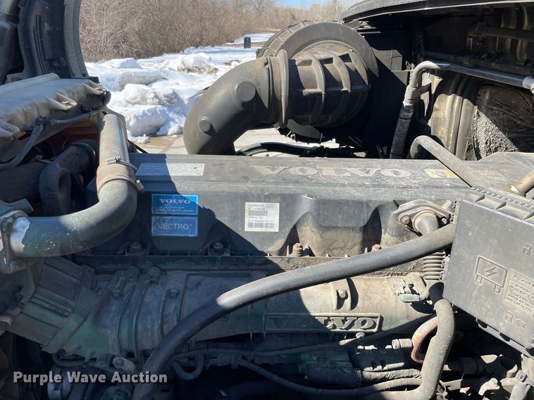 image for item LJ9551 2013 Volvo  semi truck