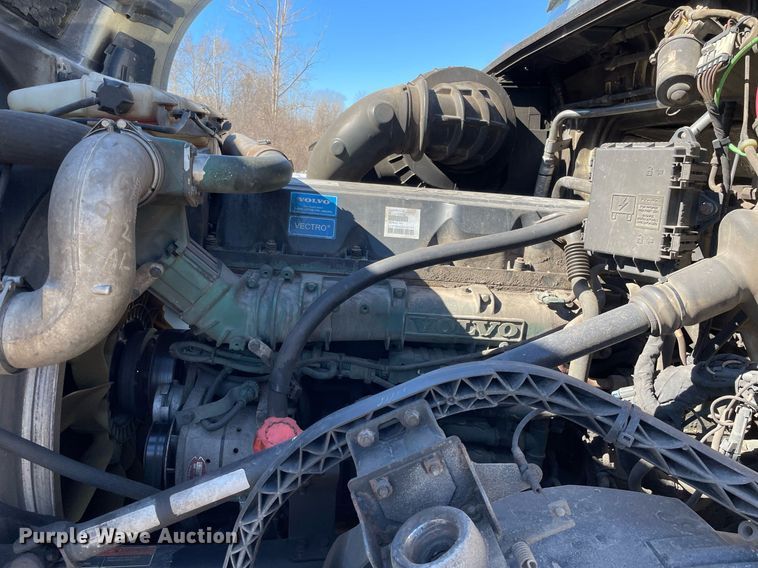 image for item LJ9551 2013 Volvo  semi truck