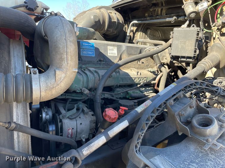 image for item LJ9551 2013 Volvo  semi truck