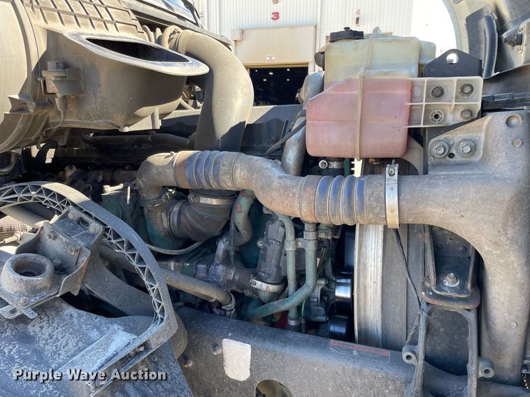 image for item LJ9551 2013 Volvo  semi truck