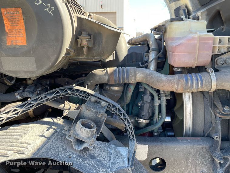 image for item LJ9551 2013 Volvo  semi truck