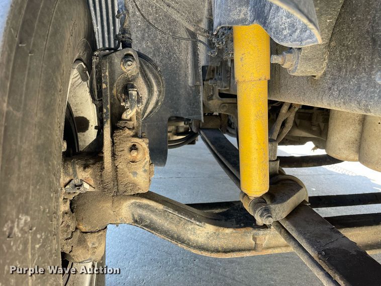 image for item LJ9551 2013 Volvo  semi truck