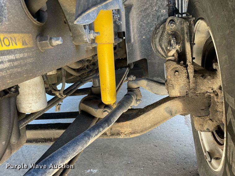 image for item LJ9551 2013 Volvo  semi truck