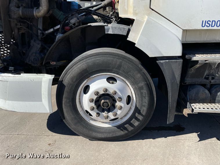 image for item LJ9551 2013 Volvo  semi truck