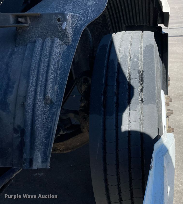 image for item LJ9551 2013 Volvo  semi truck