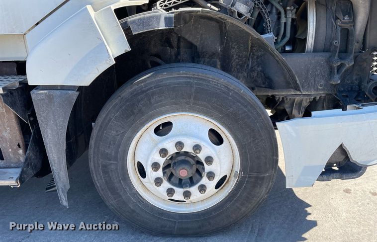 image for item LJ9551 2013 Volvo  semi truck