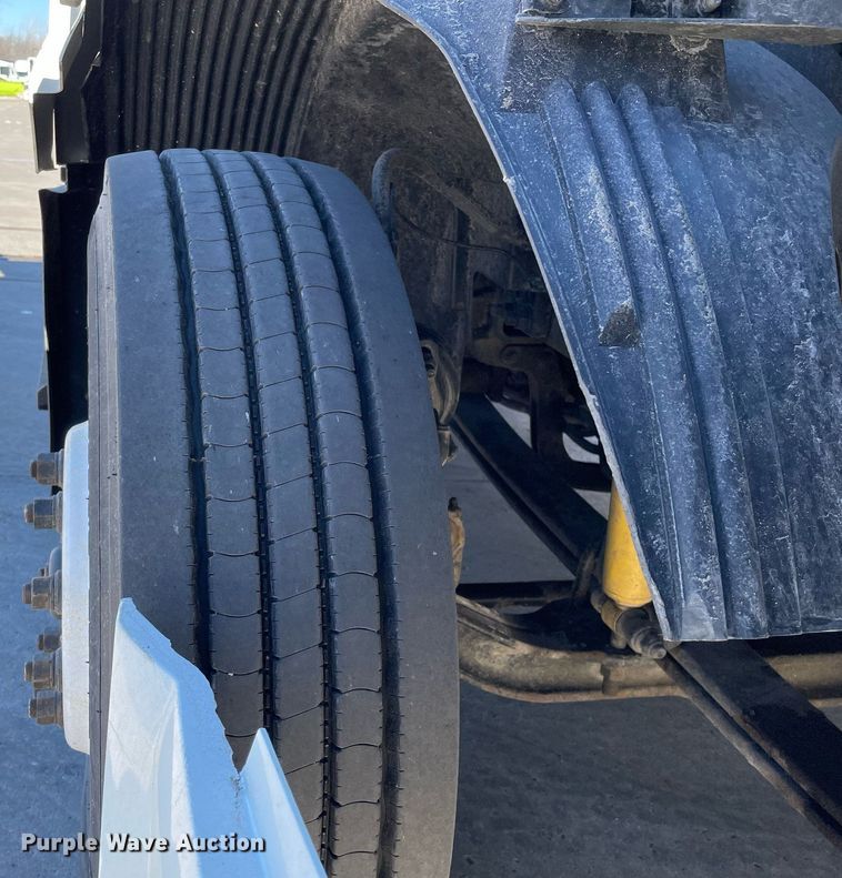 image for item LJ9551 2013 Volvo  semi truck