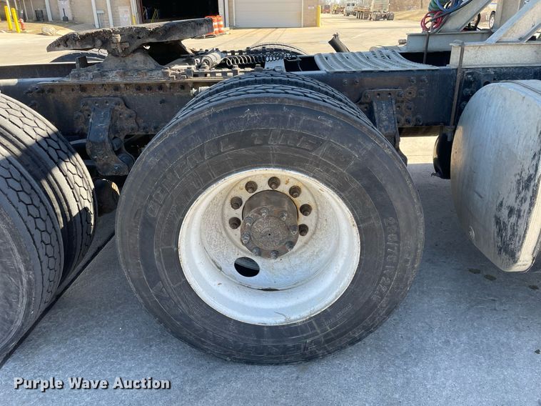 image for item LJ9551 2013 Volvo  semi truck