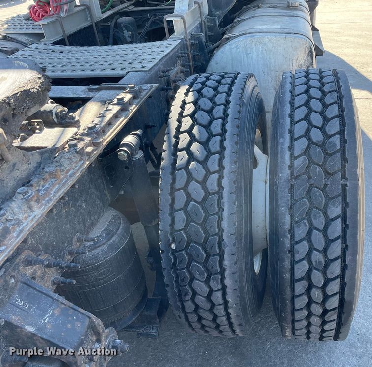 image for item LJ9551 2013 Volvo  semi truck