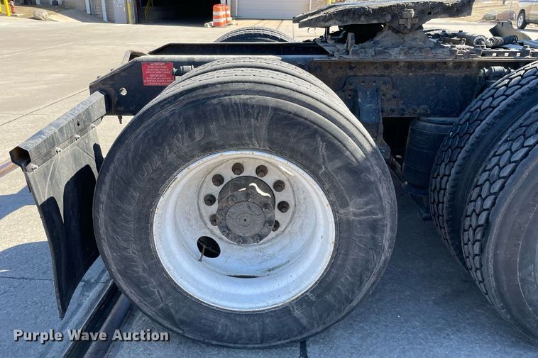 image for item LJ9551 2013 Volvo  semi truck