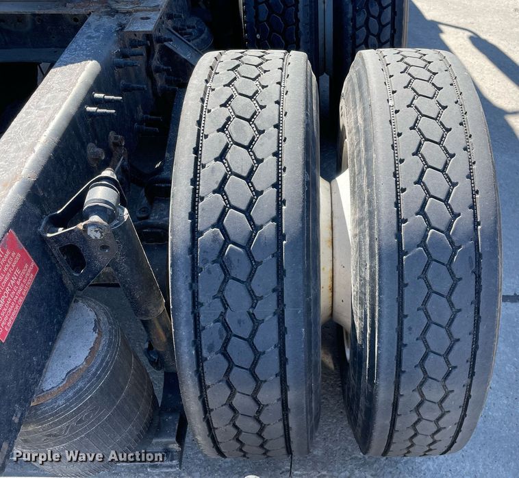 image for item LJ9551 2013 Volvo  semi truck