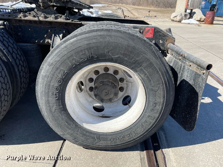 image for item LJ9551 2013 Volvo  semi truck