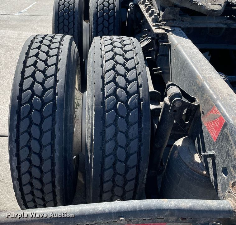 image for item LJ9551 2013 Volvo  semi truck