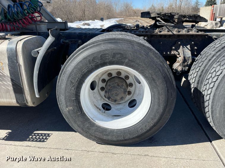 image for item LJ9551 2013 Volvo  semi truck