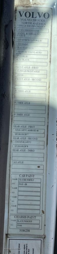 image for item LJ9551 2013 Volvo  semi truck