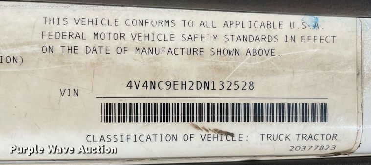 image for item LJ9551 2013 Volvo  semi truck