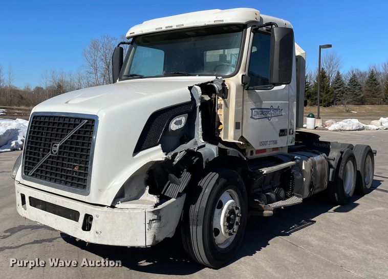 image for item LJ9552 2015 Volvo  semi truck