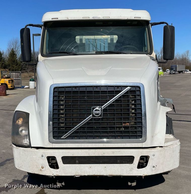 image for item LJ9552 2015 Volvo  semi truck