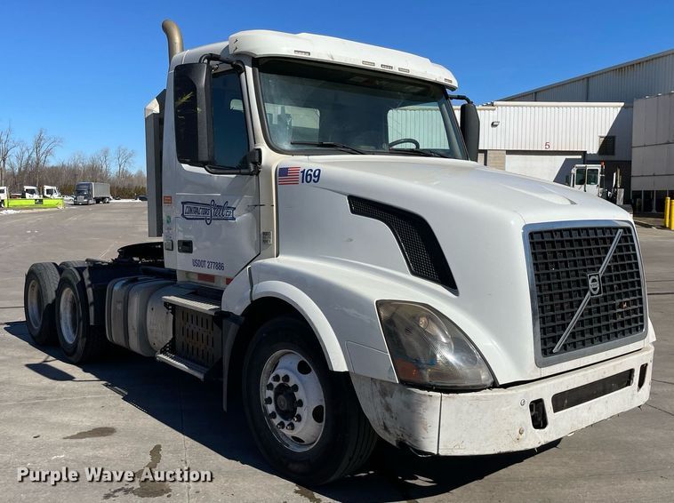 image for item LJ9552 2015 Volvo  semi truck