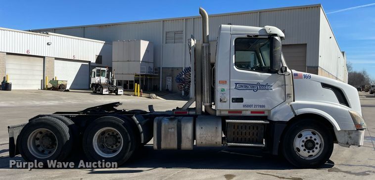 image for item LJ9552 2015 Volvo  semi truck