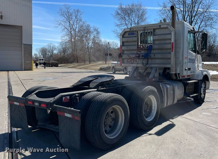 image for item LJ9552 2015 Volvo  semi truck