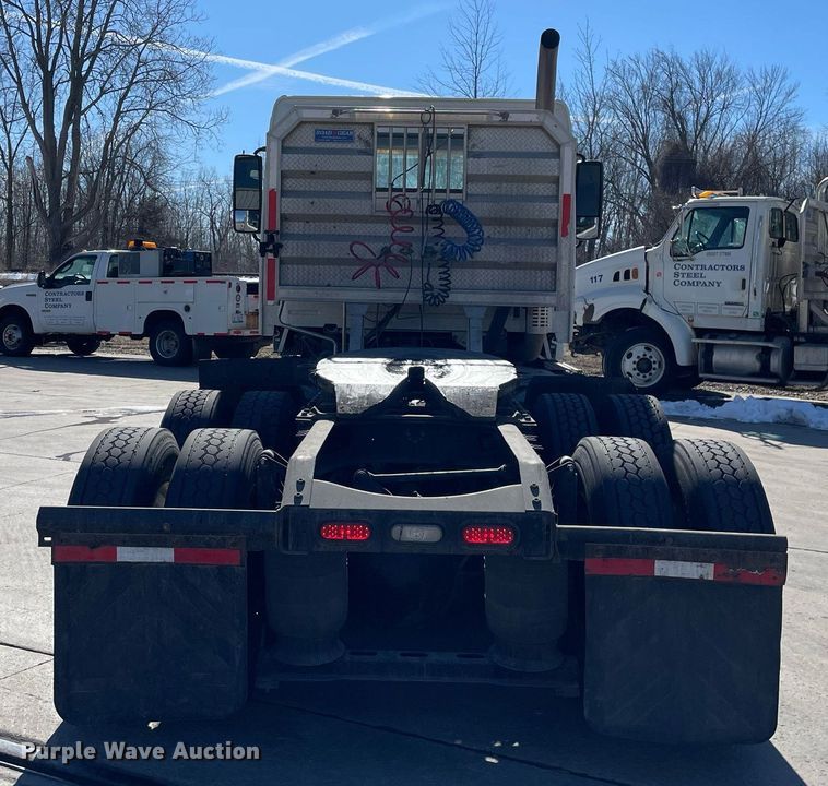 image for item LJ9552 2015 Volvo  semi truck