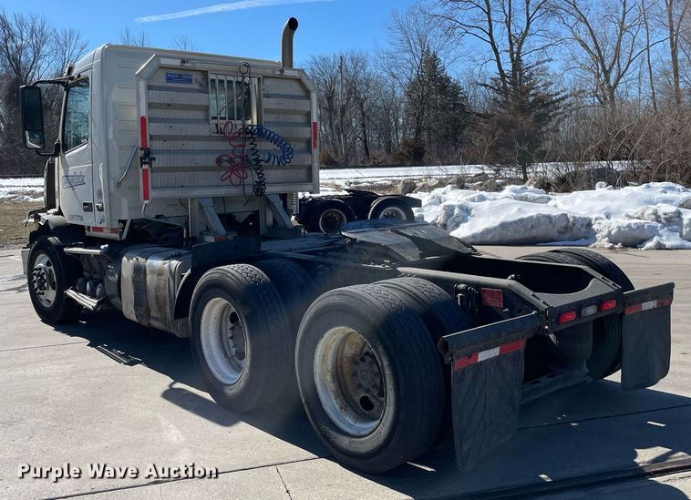 image for item LJ9552 2015 Volvo  semi truck