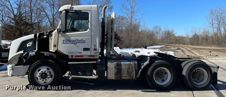 image for item LJ9552 2015 Volvo  semi truck