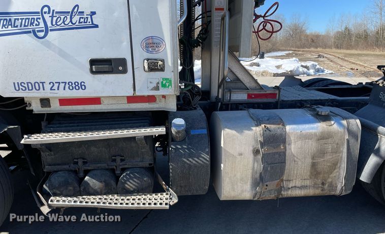 image for item LJ9552 2015 Volvo  semi truck