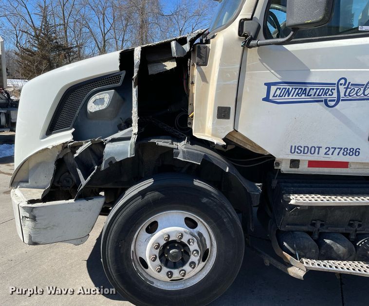 image for item LJ9552 2015 Volvo  semi truck