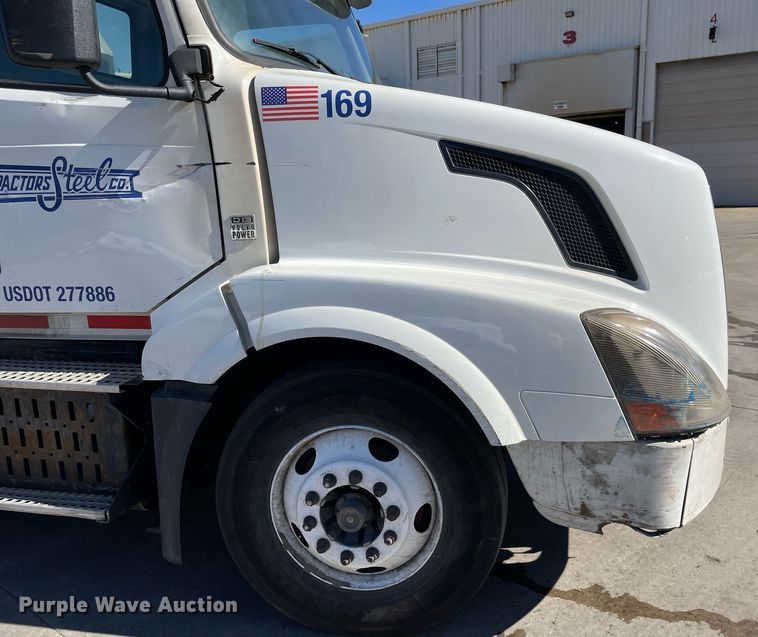 image for item LJ9552 2015 Volvo  semi truck