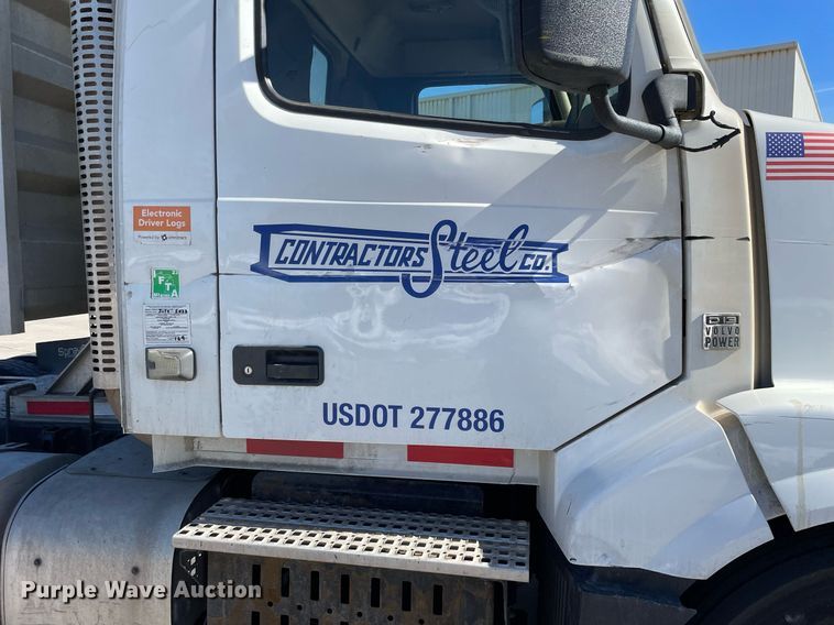 image for item LJ9552 2015 Volvo  semi truck