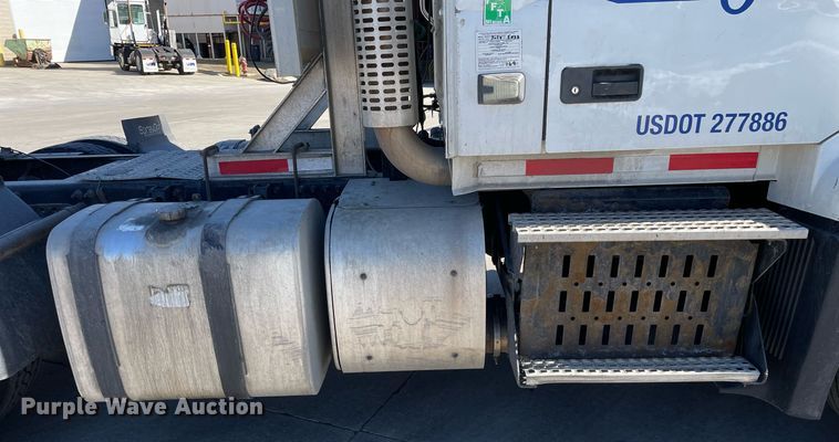 image for item LJ9552 2015 Volvo  semi truck