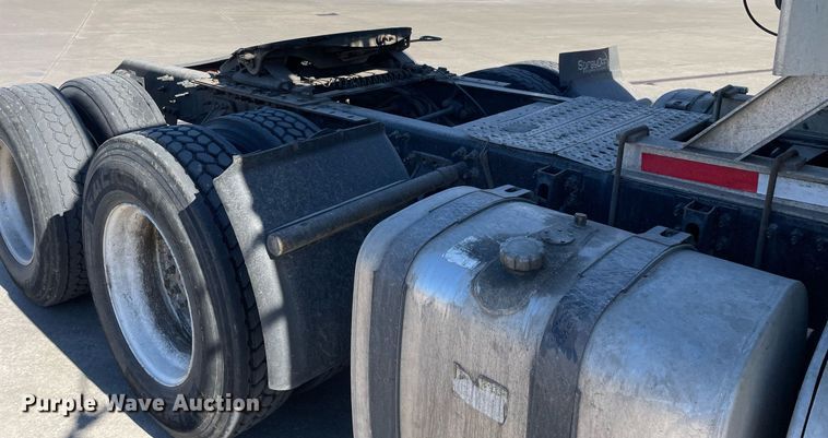 image for item LJ9552 2015 Volvo  semi truck