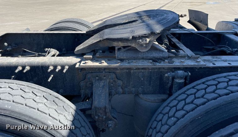 image for item LJ9552 2015 Volvo  semi truck